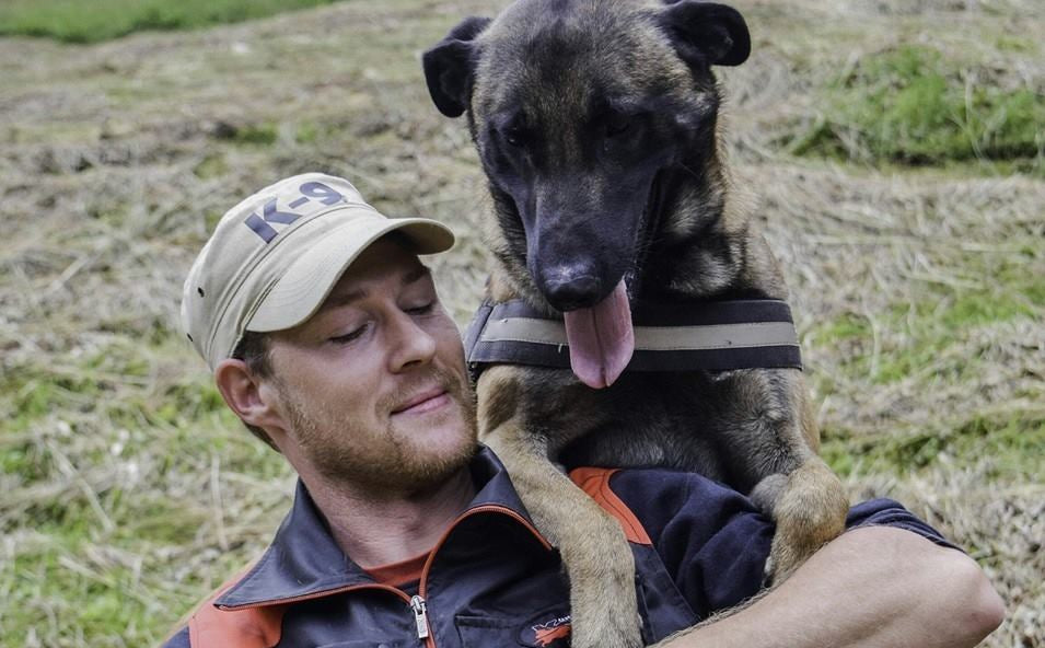 Tim Hess mit Jango und Blue auf der Wiese